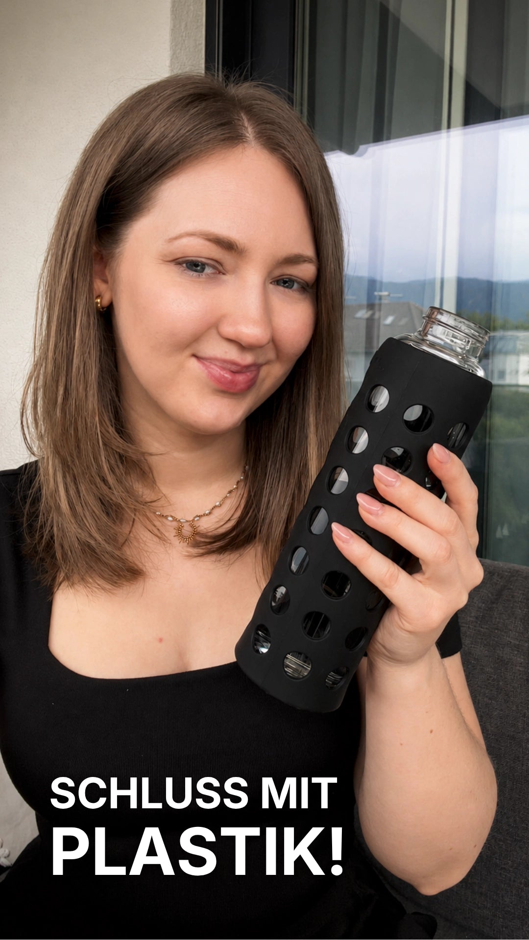 Video laden: Eine junge Frau hält eine spottle Glasflasche in die Kamera und erklärt, warum sie Glas gegenüber Plastik bevorzugt – insbesondere wegen des neutralen Geschmacks und des angenehmen Trinkgefühls.