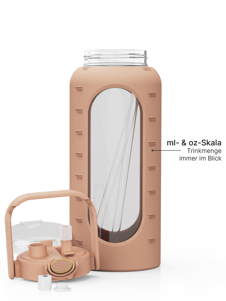 Große braune Trinkflasche mit Schutzhülle, transparentem Sichtfenster, Strohhalm und ml- & oz-Skala.