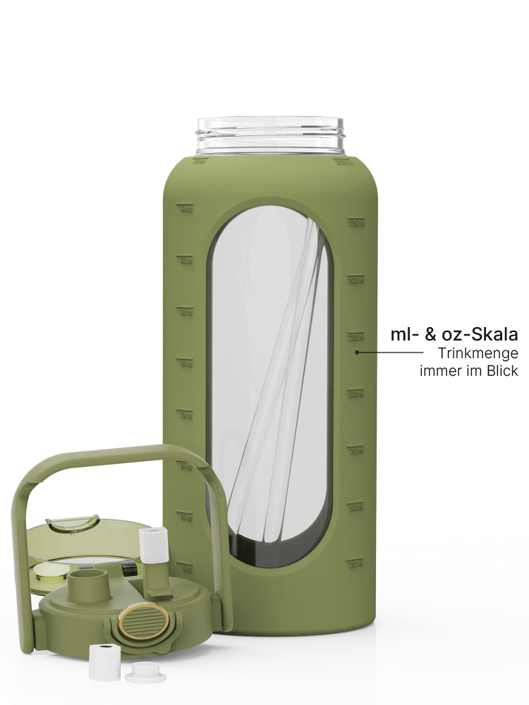 Große olivgrüne Trinkflasche mit Schutzhülle, transparentem Sichtfenster, Strohhalm und ml- & oz-Skala.
