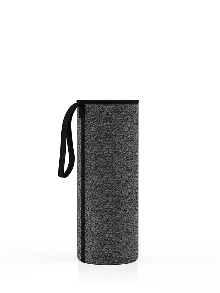 Neopren-Schutzhülle in schwarz meliert für eine 500-ml-Glasflasche von spottle. Mit praktischer Trageschlaufe – ideal für unterwegs.
