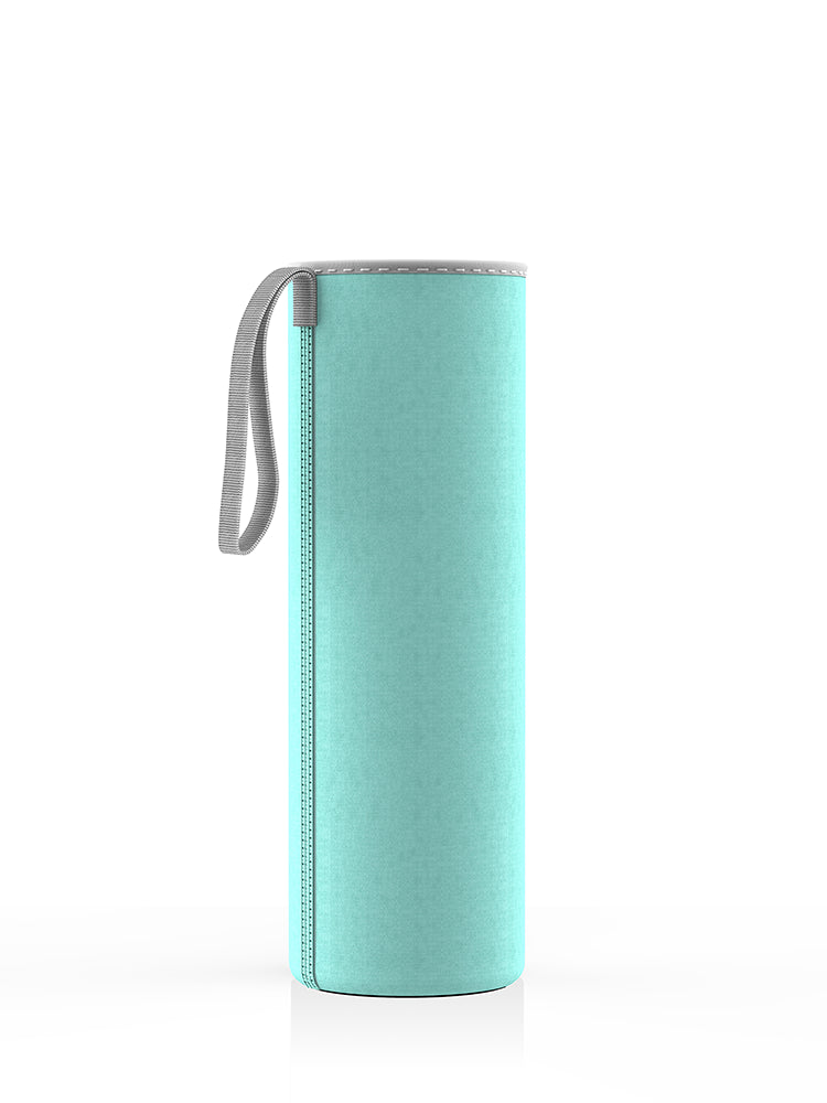 Neopren-Schutzhülle in velvet für eine 750-ml-Glasflasche von spottle. Mit praktischer Trageschlaufe – ideal für unterwegs.