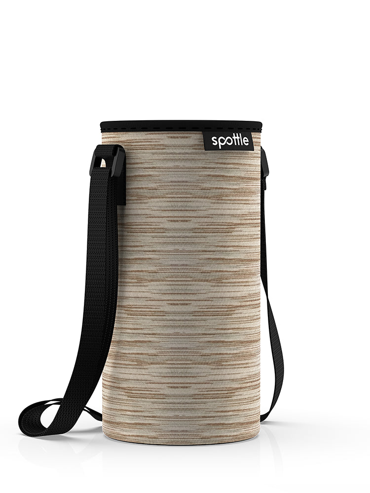 Schutzhülle für spottle 1,5-Liter-Glasflasche in Beige mit schwarzem Schultergurt