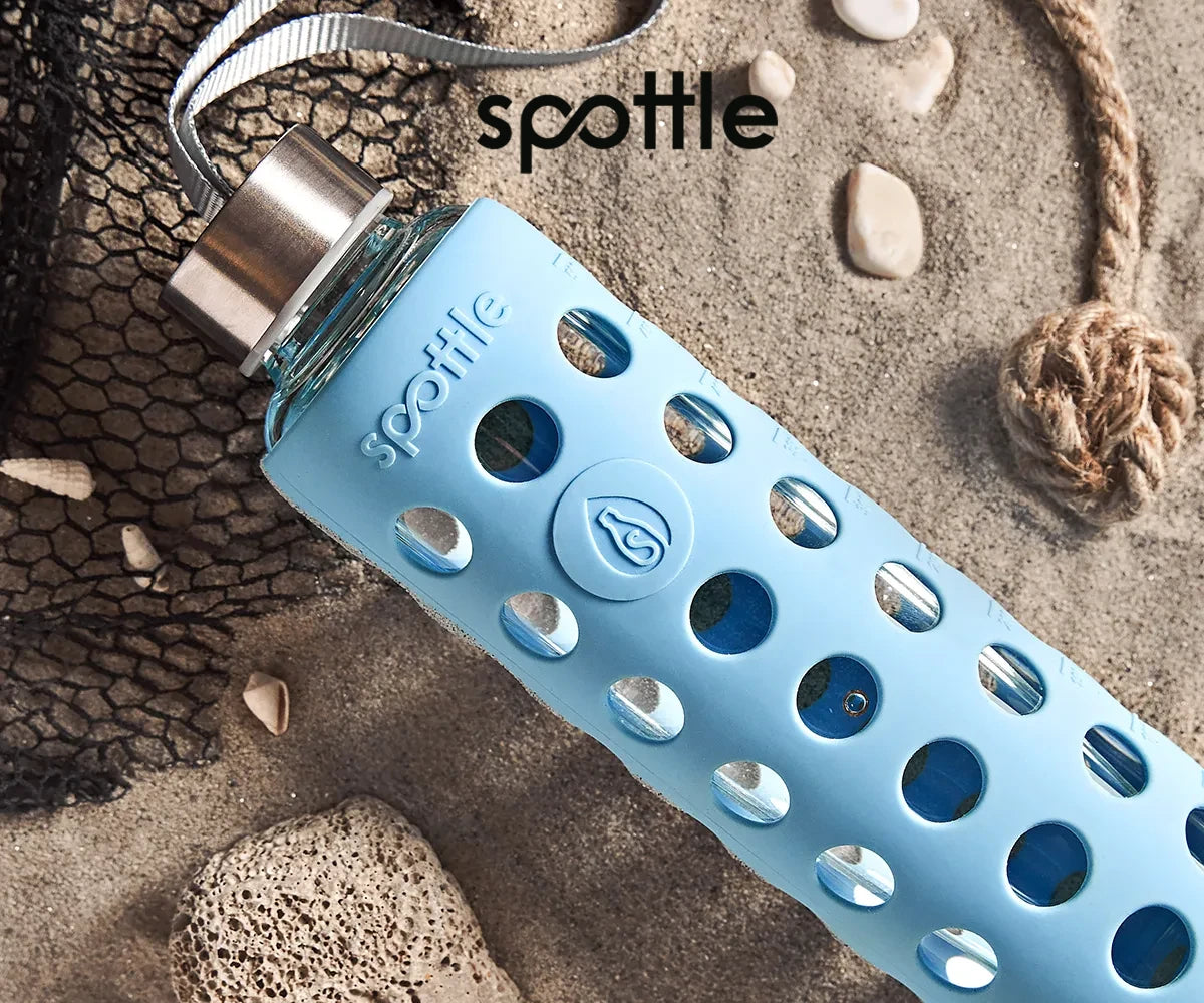 spottle Glasflasche mit Silikonhülle mit spottle Logo in der Mitte