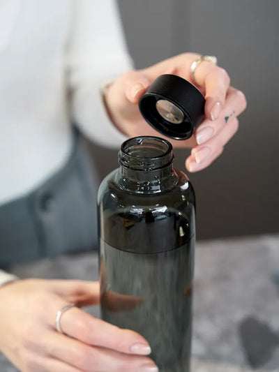 Schwarze Trinkflasche aus Glas – 500 ml