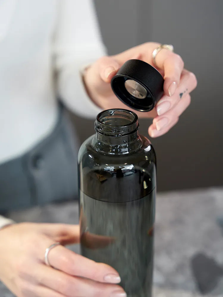 Schwarze Trinkflasche aus Glas – 750 ml