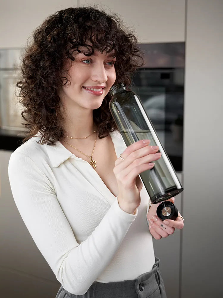 Schwarze Trinkflasche aus Glas – 1 Liter
