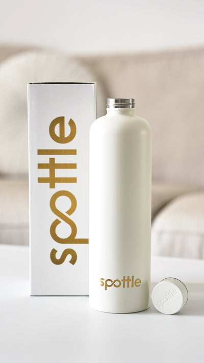 Unboxing einer cremeweißen spottle Thermosflasche aus Metall mit goldenem Logo, Schraubdeckel und hochwertiger Verpackung.