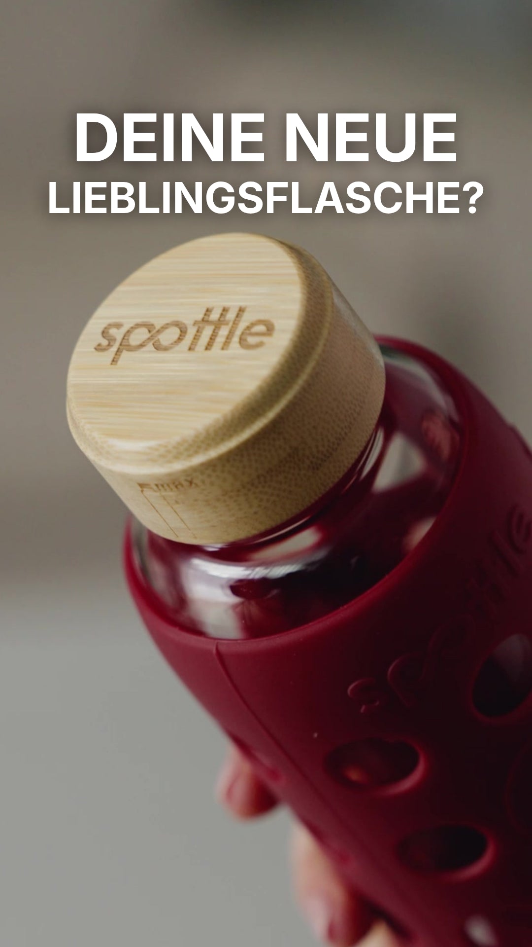 Video laden: Eine spottle Glasflasche mit Silikonhülle in Berry wird ausgepackt, mit Wasser befüllt und ohne Deckel in die Spülmaschine gestellt.