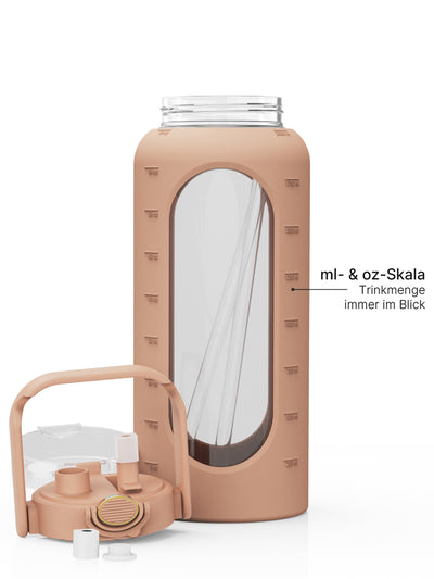 Große braune Trinkflasche mit Schutzhülle, transparentem Sichtfenster, Strohhalm und ml- & oz-Skala.