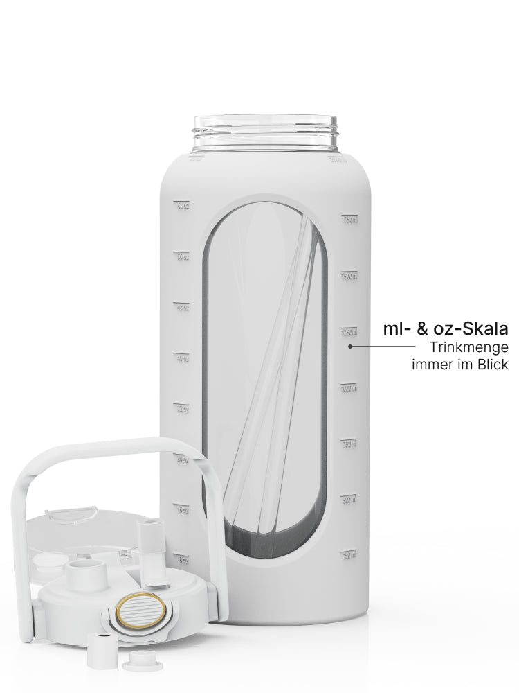 Große graue Trinkflasche mit Schutzhülle, transparentem Sichtfenster, Strohhalm und ml- & oz-Skala.