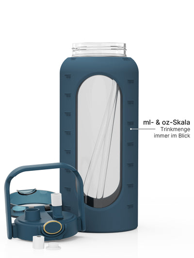Große Trinkflasche mit Schutzhülle in petrol, transparentem Sichtfenster, Strohhalm und ml- & oz-Skala.