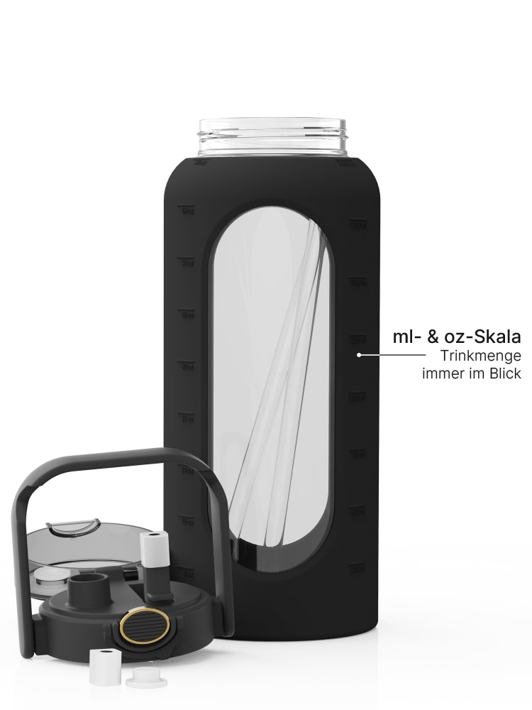 Große schwarze Trinkflasche mit Schutzhülle, transparentem Sichtfenster, Strohhalm und ml- & oz-Skala.