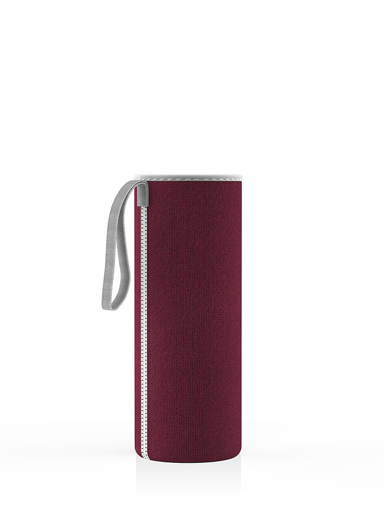 Neopren-Schutzhülle in berry für eine 500-ml-Glasflasche von spottle. Mit praktischer Trageschlaufe – ideal für unterwegs.