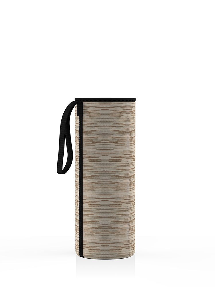 Neopren-Schutzhülle in beige für eine 500-ml-Glasflasche von spottle. Mit praktischer Trageschlaufe – ideal für unterwegs.