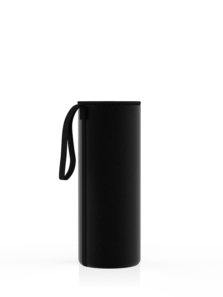 Neopren-Schutzhülle in schwarz für eine 500-ml-Glasflasche von spottle. Mit praktischer Trageschlaufe – ideal für unterwegs.