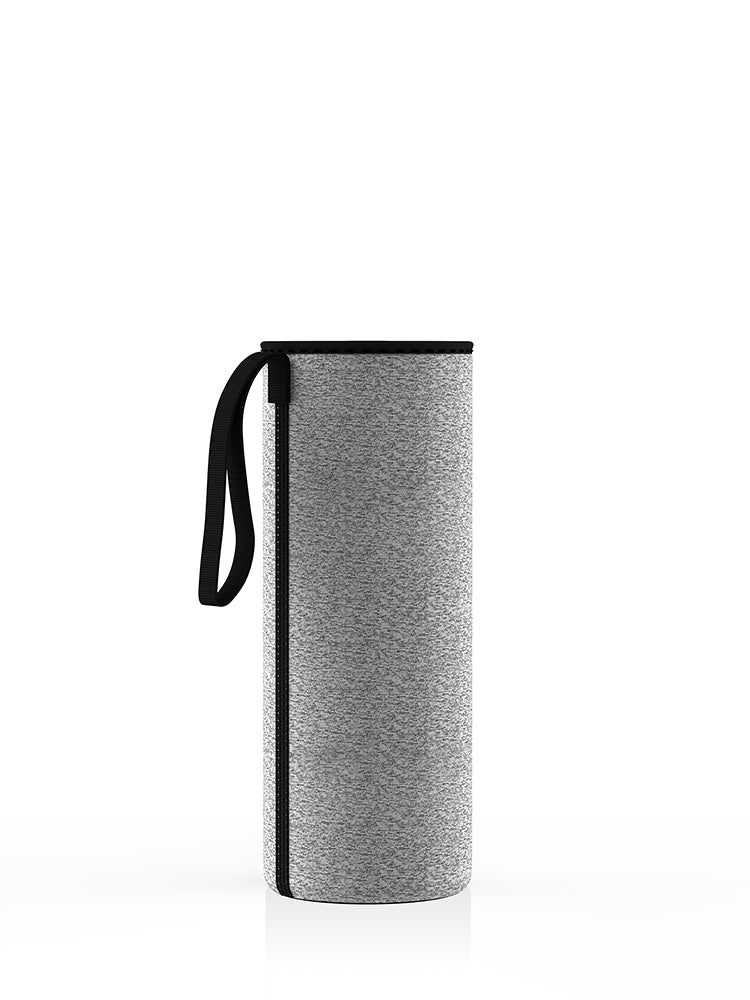 Neopren-Schutzhülle in grau für eine 500-ml-Glasflasche von spottle. Mit praktischer Trageschlaufe – ideal für unterwegs.