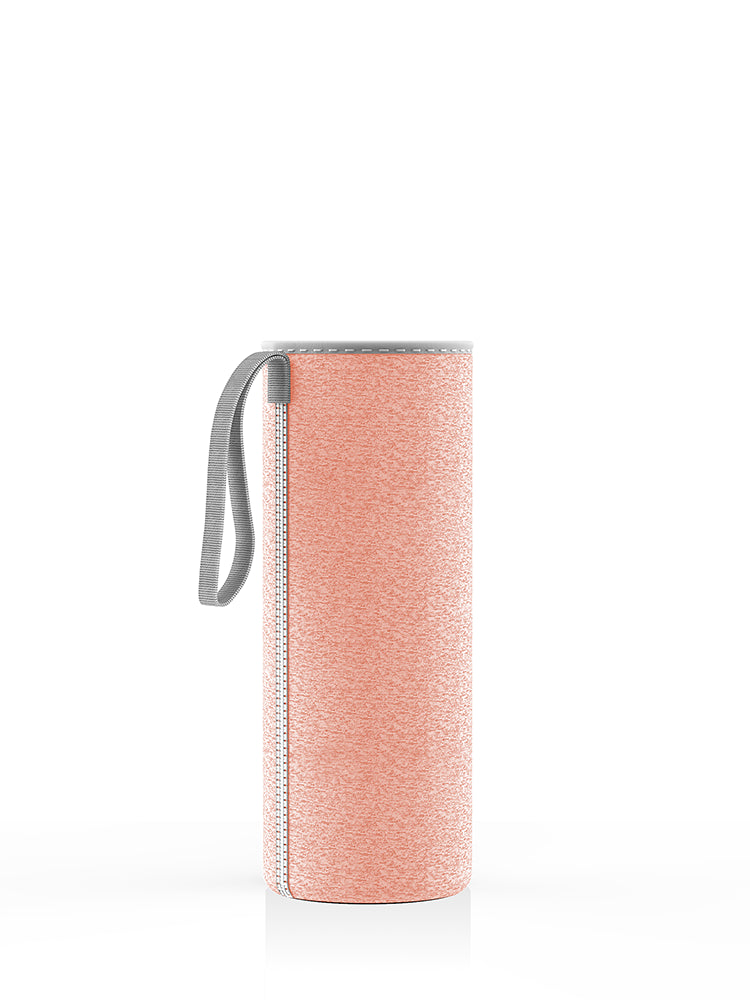 Neopren-Schutzhülle in peach für eine 500-ml-Glasflasche von spottle. Mit praktischer Trageschlaufe – ideal für unterwegs.