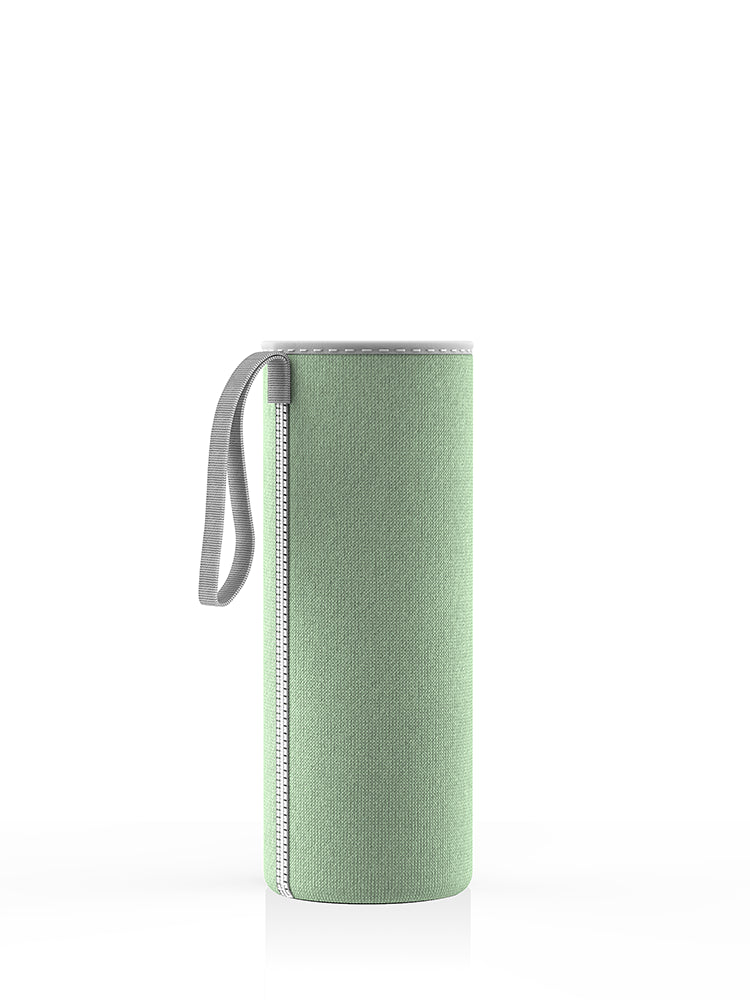 Neopren-Schutzhülle in pistachio für eine 500-ml-Glasflasche von spottle. Mit praktischer Trageschlaufe – ideal für unterwegs.