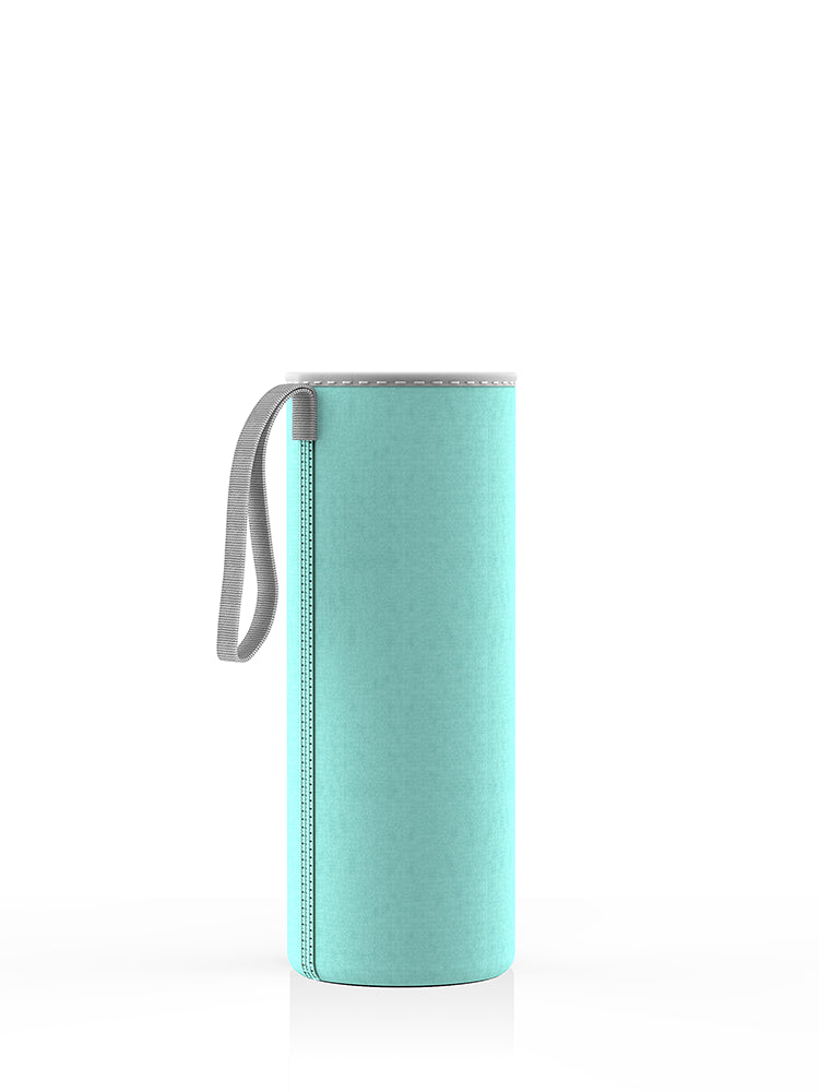 Neopren-Schutzhülle in velvet für eine 500-ml-Glasflasche von spottle. Mit praktischer Trageschlaufe – ideal für unterwegs.