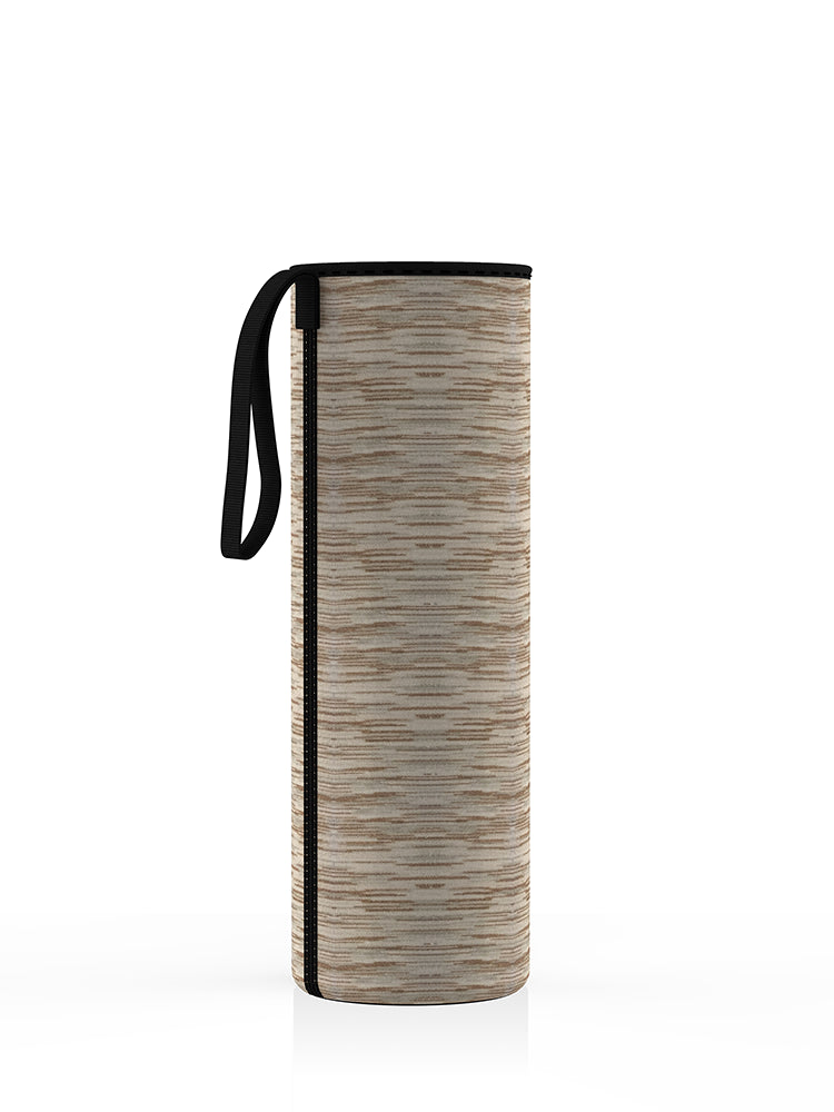 Neopren-Schutzhülle in beige für eine 750-ml-Glasflasche von spottle. Mit praktischer Trageschlaufe – ideal für unterwegs.