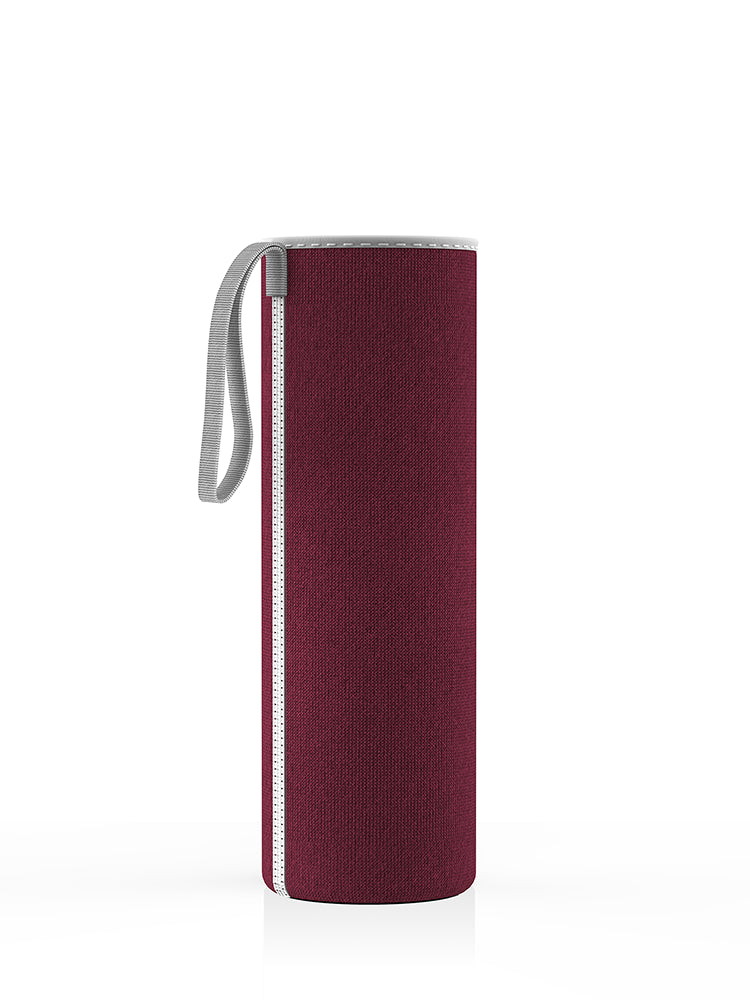 Neopren-Schutzhülle in berry für eine 750-ml-Glasflasche von spottle. Mit praktischer Trageschlaufe – ideal für unterwegs.