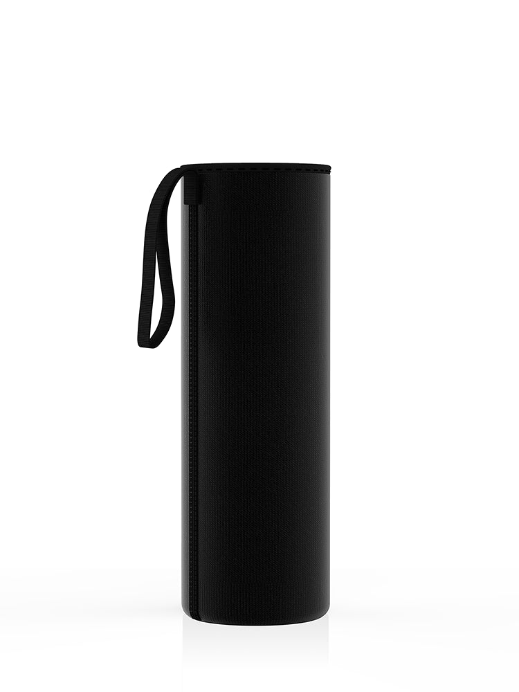 Neopren-Schutzhülle in schwarz für eine 750-ml-Glasflasche von spottle. Mit praktischer Trageschlaufe – ideal für unterwegs.