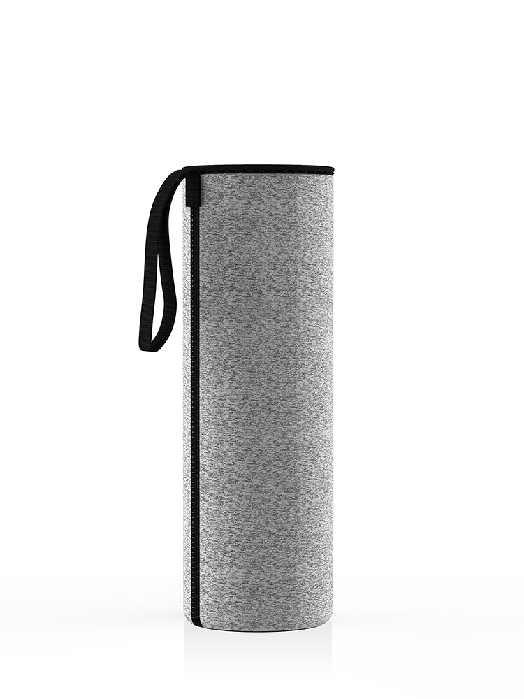 Neopren-Schutzhülle in grau für eine 750-ml-Glasflasche von spottle. Mit praktischer Trageschlaufe – ideal für unterwegs.