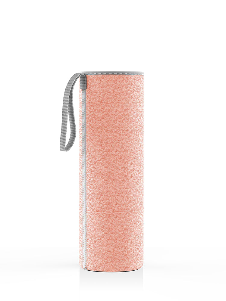 Neopren-Schutzhülle in peach für eine 750-ml-Glasflasche von spottle. Mit praktischer Trageschlaufe – ideal für unterwegs.