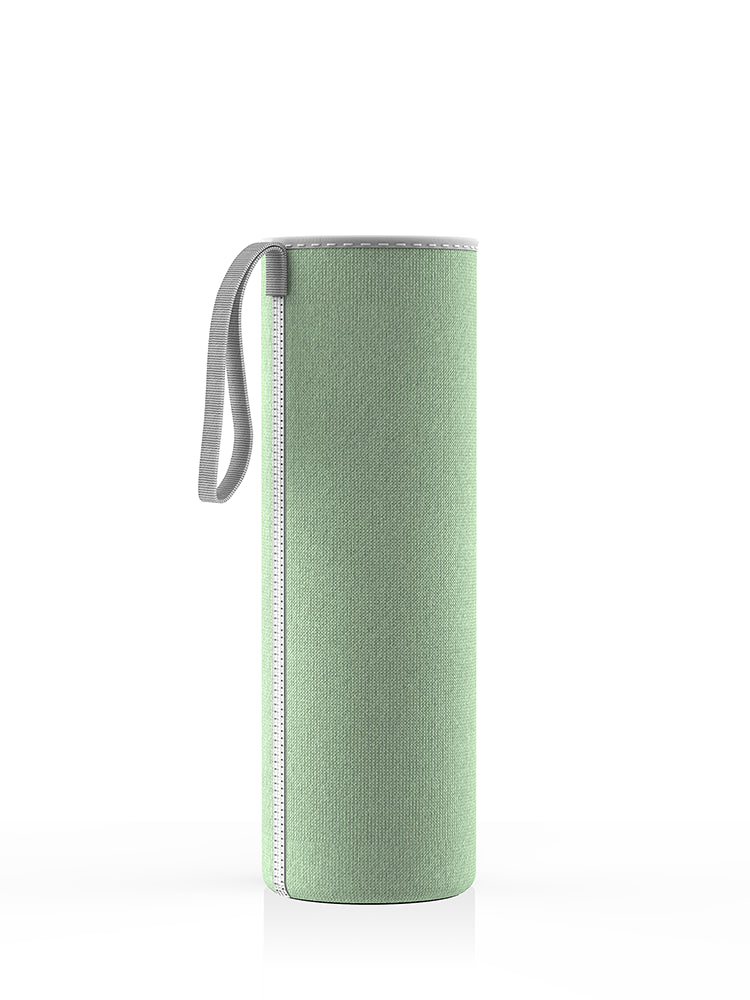 Neopren-Schutzhülle in pistachio für eine 750-ml-Glasflasche von spottle. Mit praktischer Trageschlaufe – ideal für unterwegs.