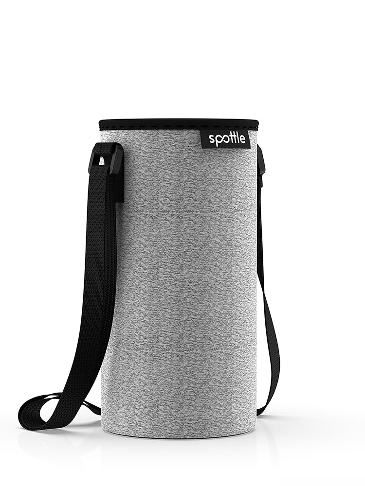 Schutzhülle für spottle 1,5-Liter-Glasflasche in Grau mit schwarzem Schultergurt