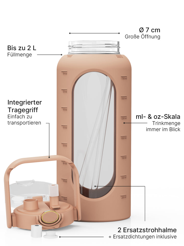 2-Liter-Glas-Trinkflasche in Braun mit Silikonhülle, Strohhalmdeckel, Tragegriff, ml- und oz-Skala sowie Ersatzzubehör