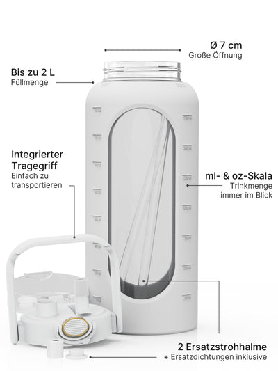 2-Liter-Glas-Trinkflasche in Grau mit Silikonhülle, Strohhalmdeckel, Tragegriff, ml- und oz-Skala sowie Ersatzzubehör.