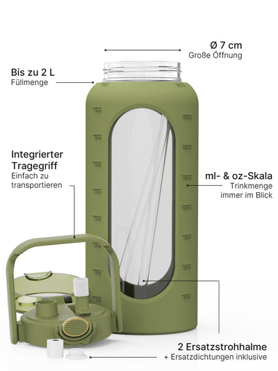 2-Liter-Glas-Trinkflasche in Olivgrün mit Silikonhülle, Strohhalmdeckel, Tragegriff, ml- und oz-Skala sowie Ersatzzubehör.