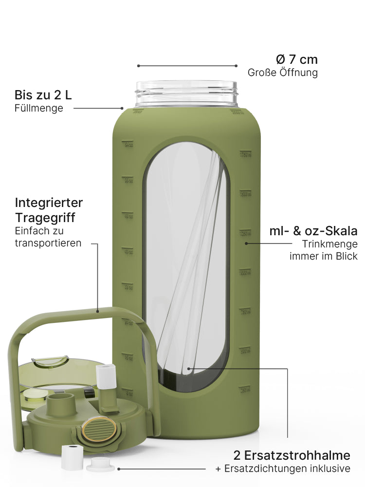 2-Liter-Glas-Trinkflasche in Olivgrün mit Silikonhülle, Strohhalmdeckel, Tragegriff, ml- und oz-Skala sowie Ersatzzubehör.