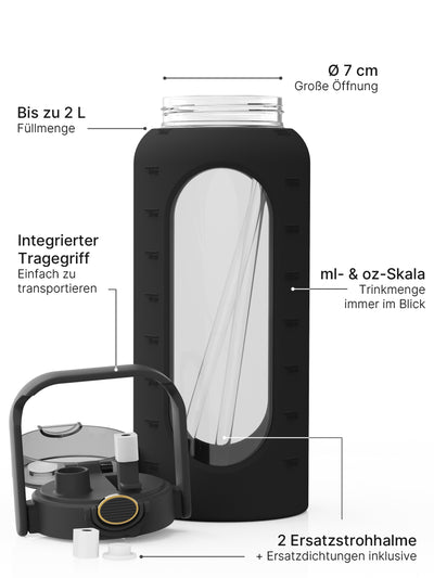 2-Liter-Glas-Trinkflasche in Schwarz mit Silikonhülle, Strohhalmdeckel, Tragegriff, ml- und oz-Skala sowie Ersatzzubehör.